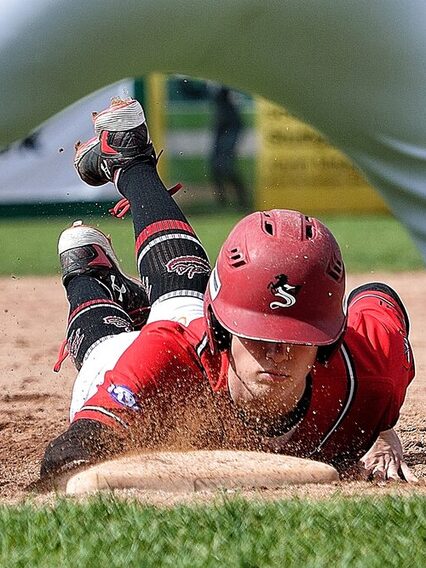 Ein Baseballspieler hechtet zur Base.