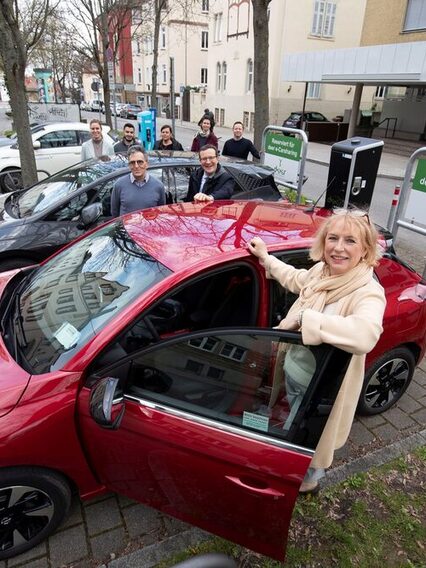 In Stuttgart sind 2024 die ersten Carsharing‐Stationen mit Ladestationen für Elektrofahrzeuge in Betrieb gegangen.