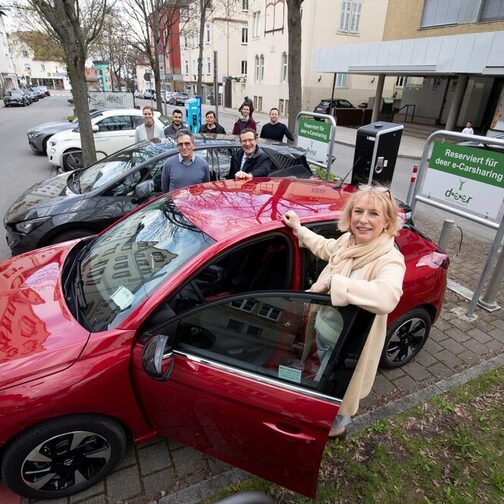 In Stuttgart sind 2024 die ersten Carsharing‐Stationen mit Ladestationen für Elektrofahrzeuge in Betrieb gegangen.