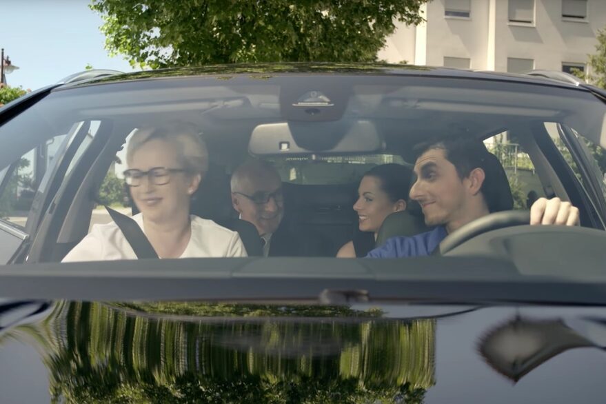 Eine Fahrgemeinschaft sitzt in einem Auto und ist im Begriff loszufahren.