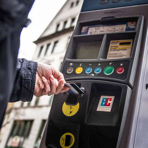 Ein Mann bezahlt mit einer EC-Karte an einem Parkscheinautomat.