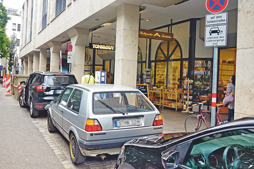 Ein Auto parkt auf einem Ladeplatz für E-Fahrzeuge