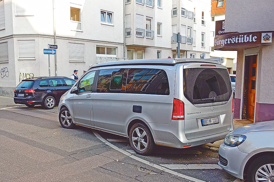 Ein Auto parkt auf einer Sperrfläche