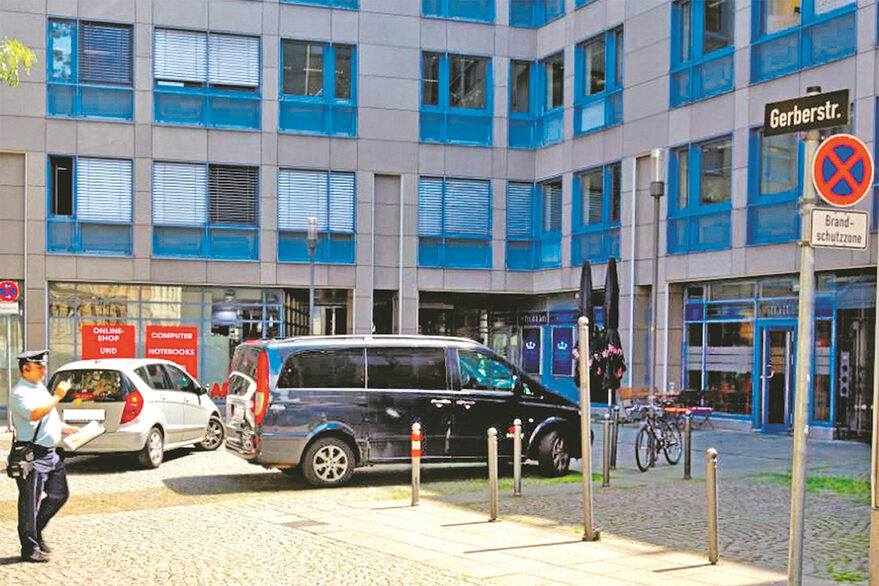 Ein Auto parkt in einer Brandschutzzone.