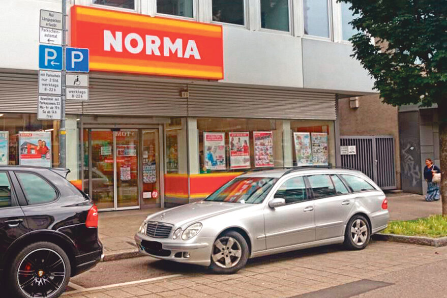 Ein Auto parkt auf einem Schwerbehindertenparkplatz.