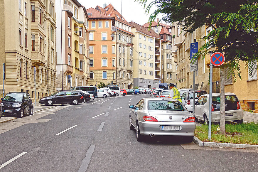 Ein Auto parkt im absoluten Halteverbot