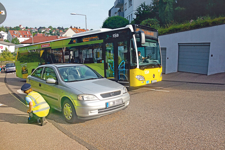 Ein Auto parkt im Bereich einer Bushaltestelle