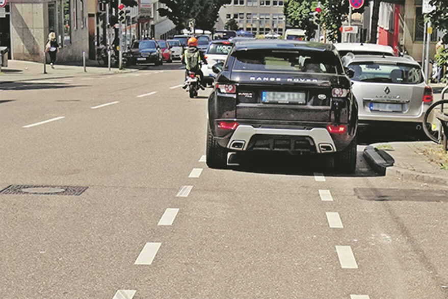 Ein Auto parkt auf einem Radweg