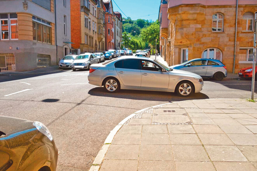 Ein Auto parkt in einem Kreuzungsbereich