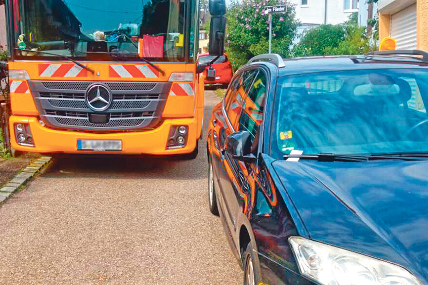 Ein Auto parkt an einer engen Straßenstelle