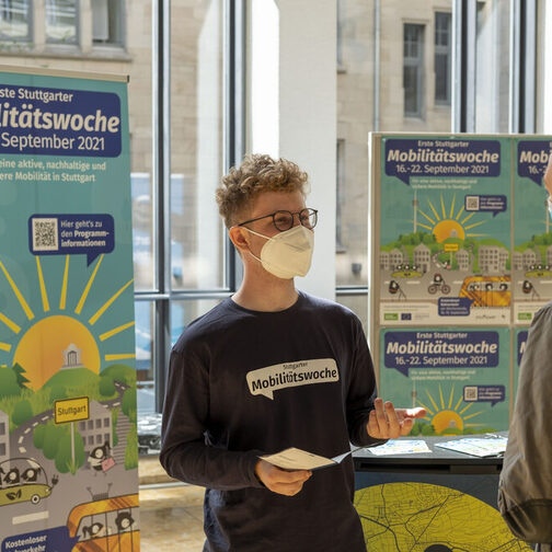 Ein Mitarbeiter der Stadt Stuttgart berät eine E-Mobilistin im Rahmen der ersten Stuttgarter Mobilitätswoche