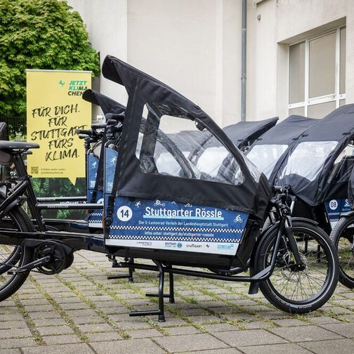 E-Lastenräder vom Vermietsystem "Stuttgarter Rössle" auf einer Parkfläche