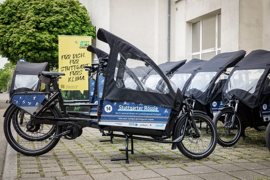 E-Lastenräder vom Vermietsystem "Stuttgarter Rössle" auf einer Parkfläche