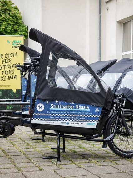 E-Lastenräder vom Vermietsystem "Stuttgarter Rössle" auf einer Parkfläche