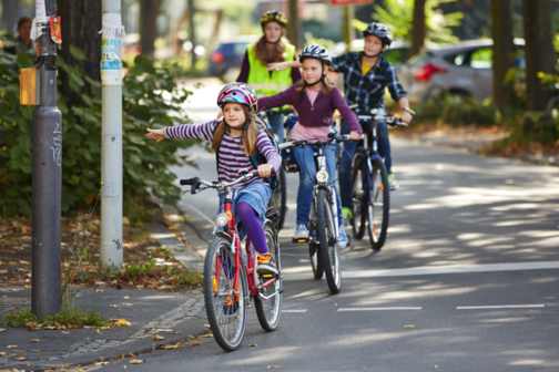 Kinder auf dem Schulweg mit dem Fahrrad