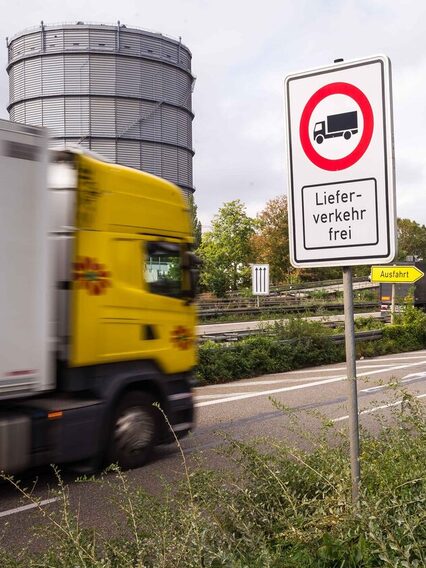 Lastwagen fährt an einem Schild „Lieferverkehr frei“ vorbei.