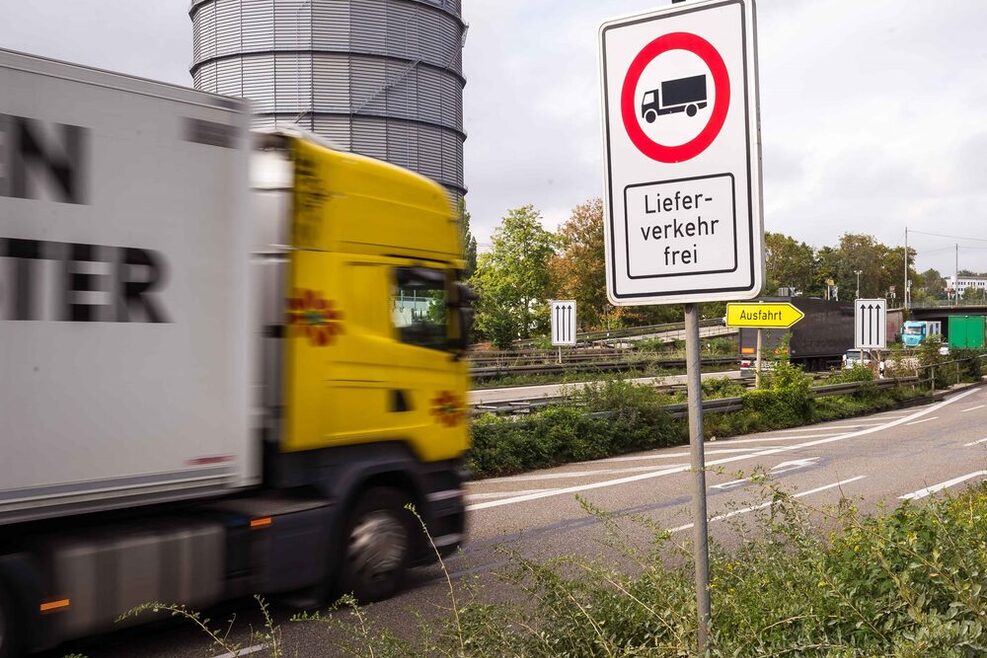 Lastwagen fährt an einem Schild „Lieferverkehr frei“ vorbei.