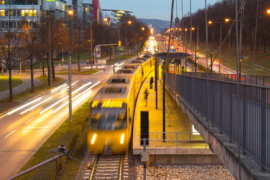 Stark befahrere Straße bei Nacht.