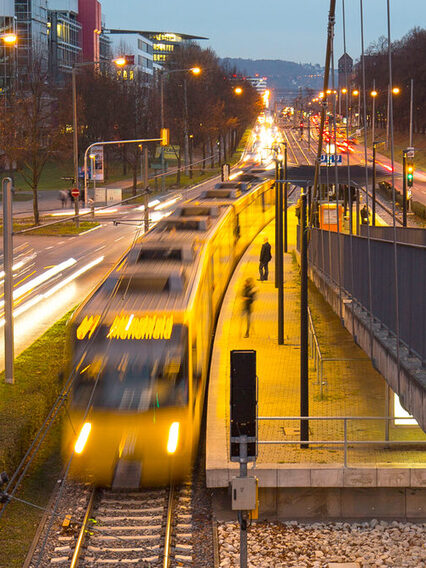 Stark befahrere Straße bei Nacht.