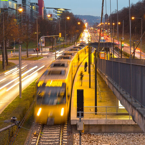 Stark befahrere Straße bei Nacht.