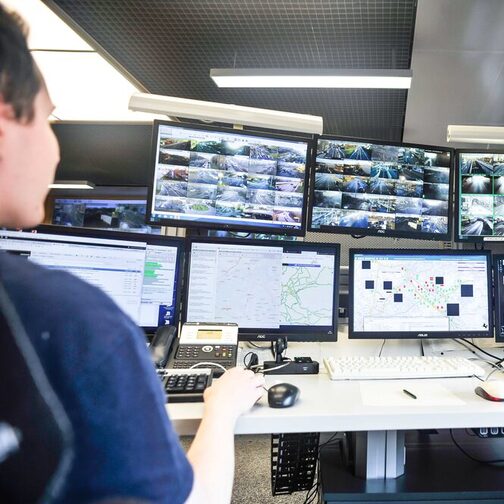 Arbeitsplatz in der Integrierten Verkehrsleitzentrale. Mitarbeier sitzt vor vielen Monitoren, auf denen das Verkehrsgeschehen in Stuttgart abgebildet wird.der Integrierte Verkehrsleitzentrale IVLZ