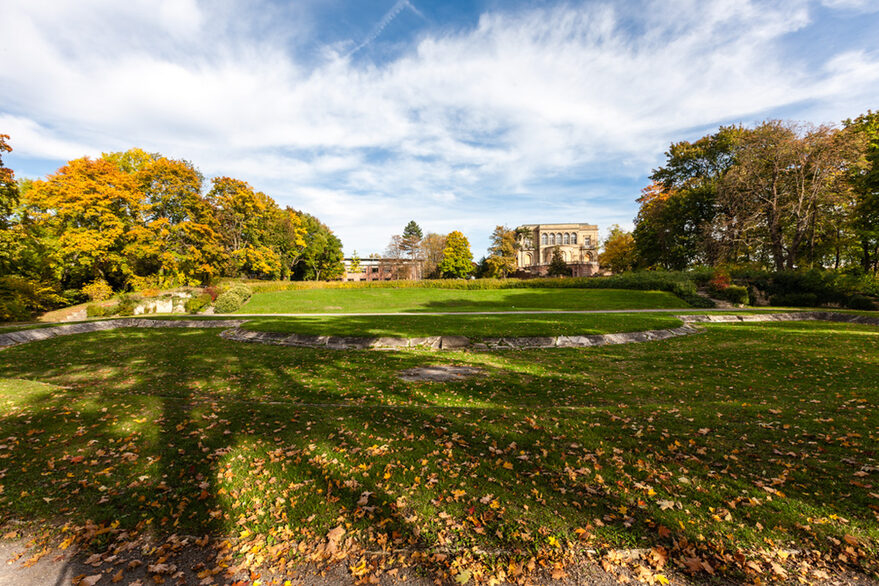 Grünfläche vor der Villa Berg.