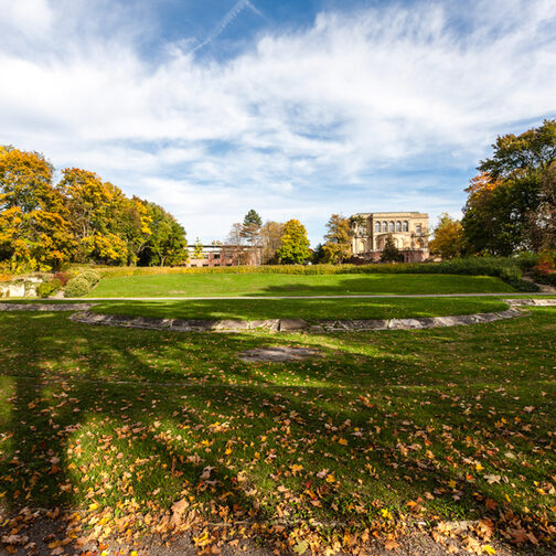 Grünfläche vor der Villa Berg.