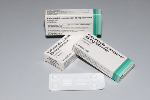 Abbildung von Jodtabletten mit der Aufschrift: Kaliumiodid "Lannacher" 65 mg-Tabletten