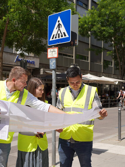 Fachleute der Stadt besprechen die Radverkehrsplanung mit einer Karte in der Hand.