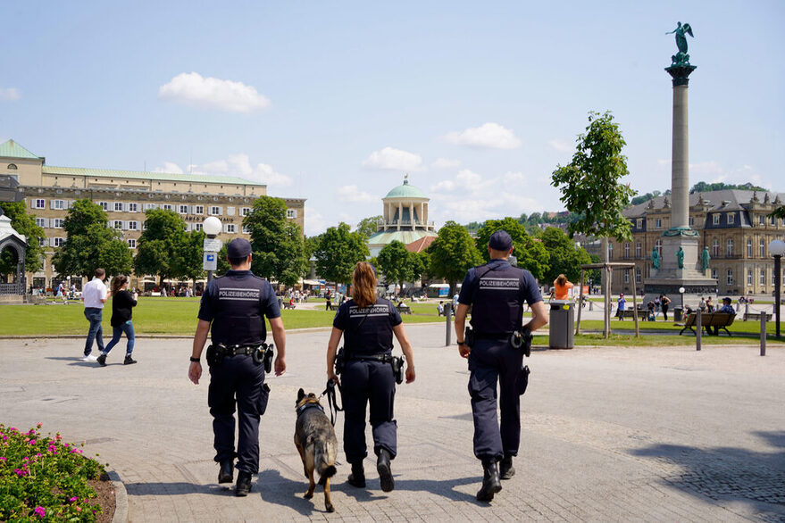 Städtischer Vollzugsdienst mit Diensthund auf dem Schlossplatz vor Jubiläumssäule