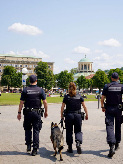 Städtischer Vollzugsdienst mit Diensthund auf dem Schlossplatz vor Jubiläumssäule