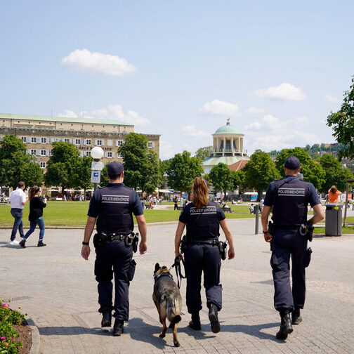 Städtischer Vollzugsdienst mit Diensthund auf dem Schlossplatz vor Jubiläumssäule