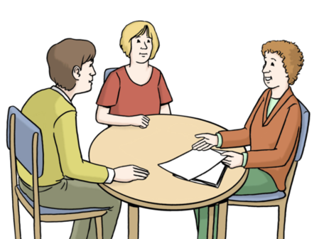 Beratungsgespräch am Tisch mit drei Personen