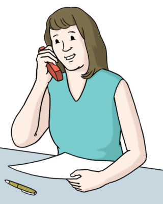 Eine Frau sitzt am Schreibtisch und telefoniert.