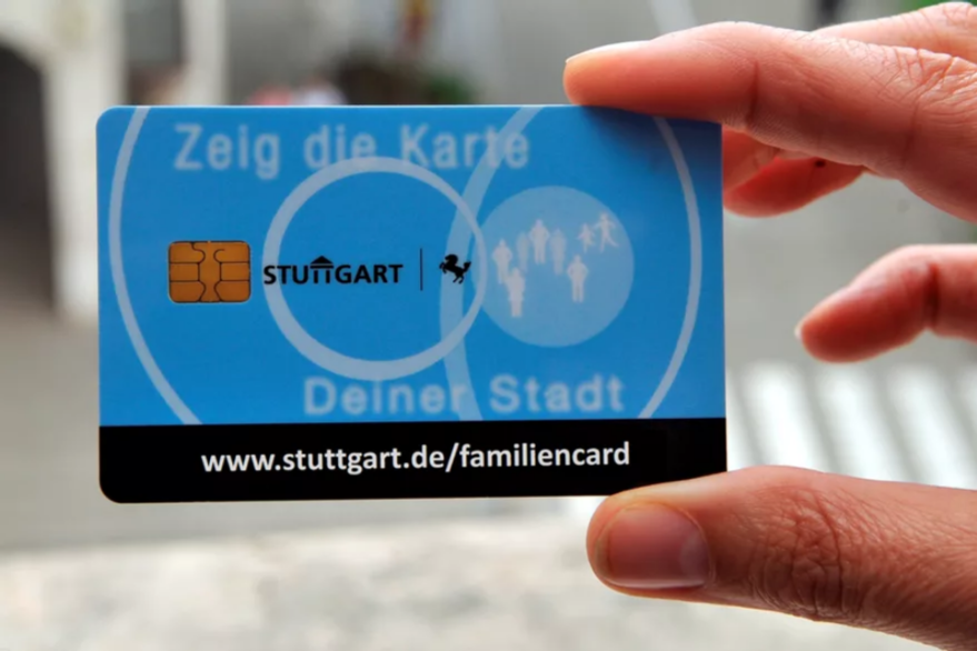 Hand hält eine blaue Plastikkarte in die Kamera