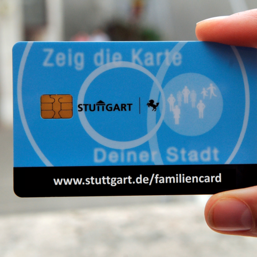 Hand hält die Familiencard in die Kamera