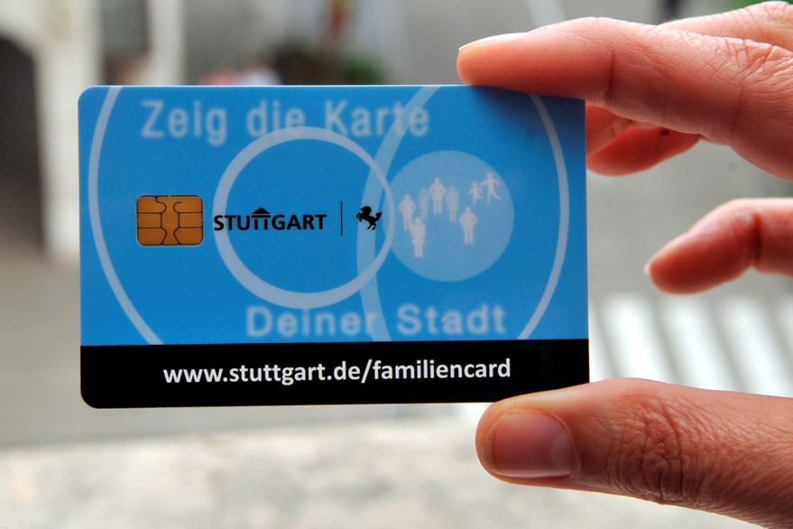 Hand hält die Familiencard in die Kamera