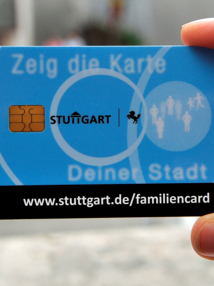 Hand hält eine blaue Plastikkarte in die Kamera