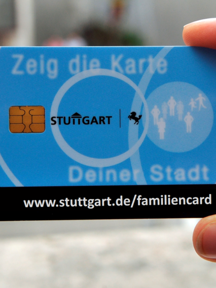 Hand hält die Familiencard in die Kamera