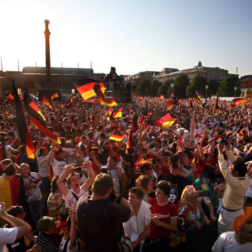 Jubelnde Fans beim Public Viewing auf dem Stuttgarter Schlossplatz zur Fußball-WM 2006