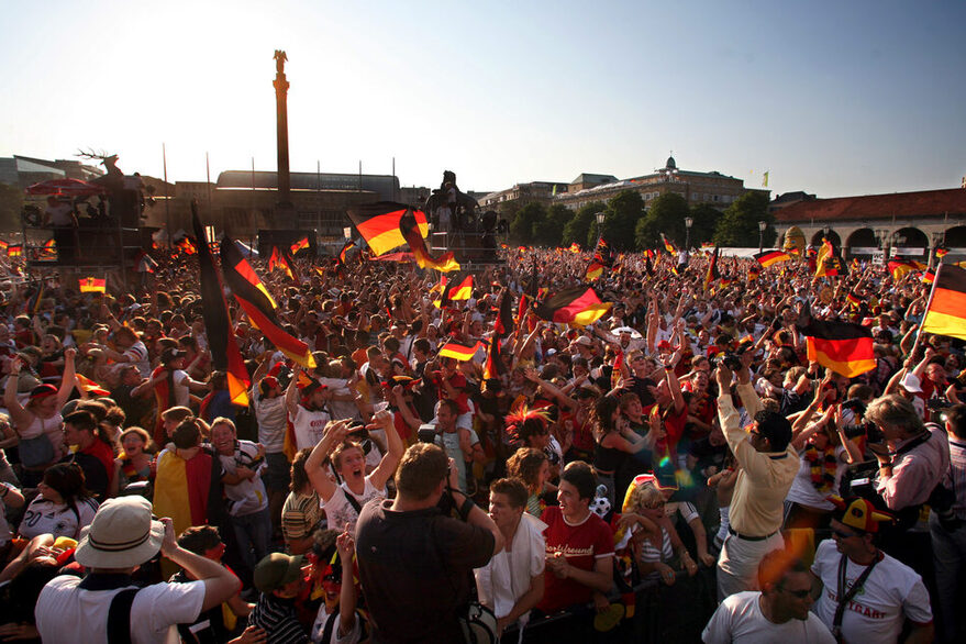 Jubelnde Fans beim Public Viewing auf dem Stuttgarter Schlossplatz zur Fußball-WM 2006