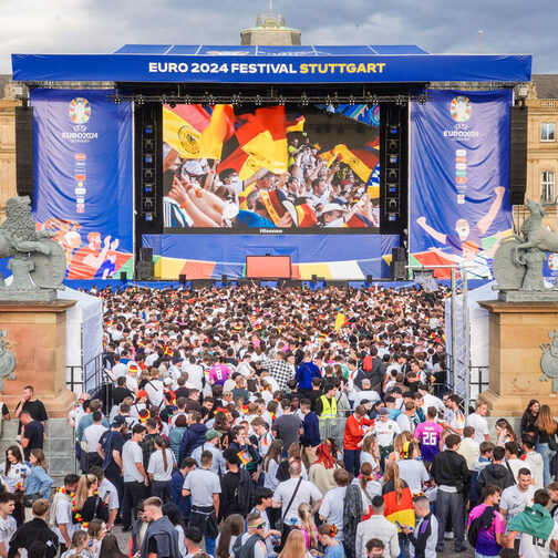 Stuttgart im EM-Fieber in und um die Fan Zone Schlossplatz. Fans in EM-Look