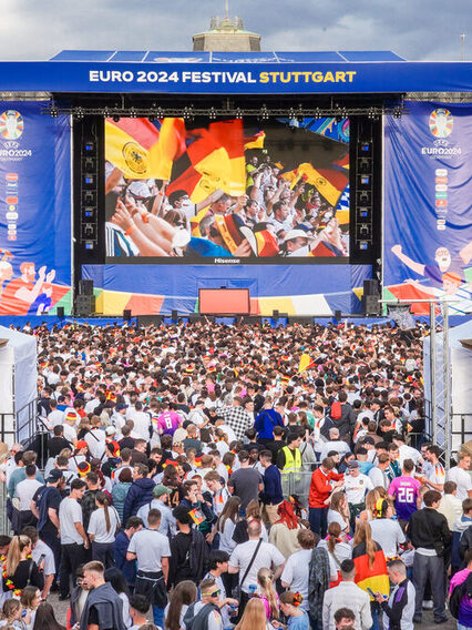 Stuttgart im EM-Fieber in und um die Fan Zone Schlossplatz. Fans in EM-Look