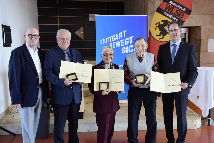 Sportpioniere 2023, v. l. Wilfried Scheible (Vizepräsident des Sportkreis Stuttgart), Jürgen Hörrmann (DJK Stuttgart-Süd), Doris Strohmaier (TV Cannstatt), Klaus Jipp (Turngau Stuttgart), Bürgermeister für Sicherheit, Ordnung und Sport Dr. Clemens Maier