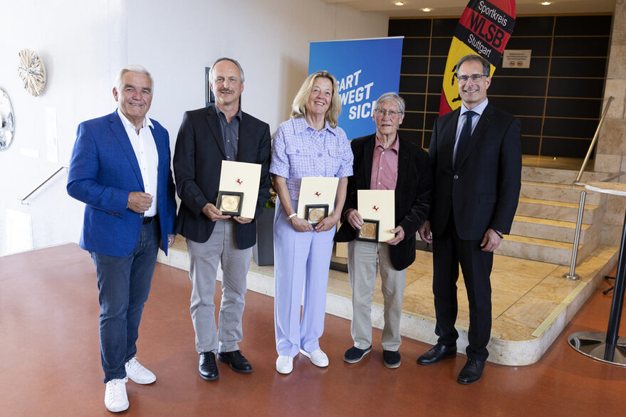 Sportpioniere 2025, v. l. Fred-Jürgen Stradinger (Präsident des Sportkreis Stuttgart), Alexander Knecht (SV Hoffeld), Gisela Gaa (DJK Sportbund Stuttgart), Jörg C. Englert (Luftbad-Verein Stuttgart), Bürgermeister für Sicherheit, Ordnung und Sport Dr. Clemens Maier