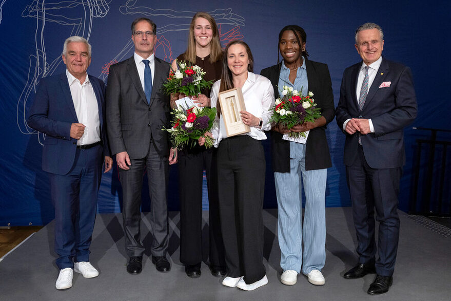 von links: Fred-Jürgen Stradinger, Präsident Sportkreis Stuttgart, Bürgermeister Dr. Clemens Maier, Julien Knollema, Roosa Koskelo, Krystal Rivers (Allianz MTV Stuttgart), Oberbürgermeister Dr. Frank Nopper