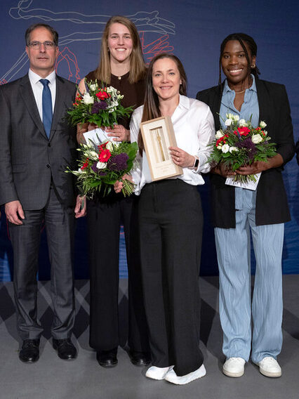 von links: Fred-Jürgen Stradinger, Präsident Sportkreis Stuttgart, Bürgermeister Dr. Clemens Maier, Julien Knollema, Roosa Koskelo, Krystal Rivers (Allianz MTV Stuttgart), Oberbürgermeister Dr. Frank Nopper