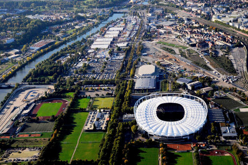 Luftbild Neckarpark mit Grünflächen, Sportstadien und Neckar.