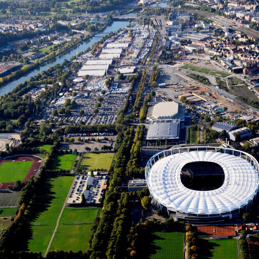 Luftbild Neckarpark mit Grünflächen, Sportstadien und Neckar.