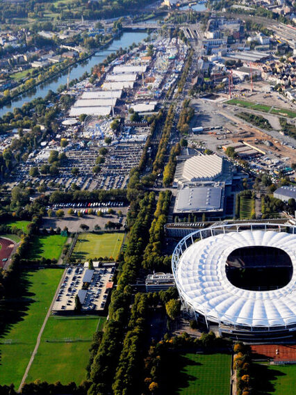 Luftbild Neckarpark mit Grünflächen, Sportstadien und Neckar.